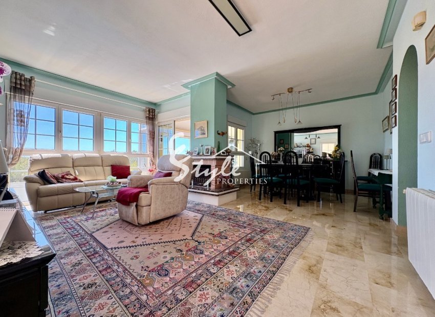 Comprar chalet independiente con piscinas y zonas ajardinadas en Villamartín cerca de campos de golf. ID 6339