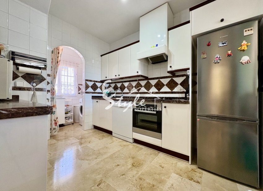 Comprar chalet independiente con piscinas y zonas ajardinadas en Villamartín cerca de campos de golf. ID 6339