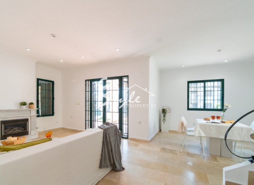 Comprar chalet independiente con piscinas y zonas ajardinadas en Villamartín cerca de campos de golf. ID ST-6345