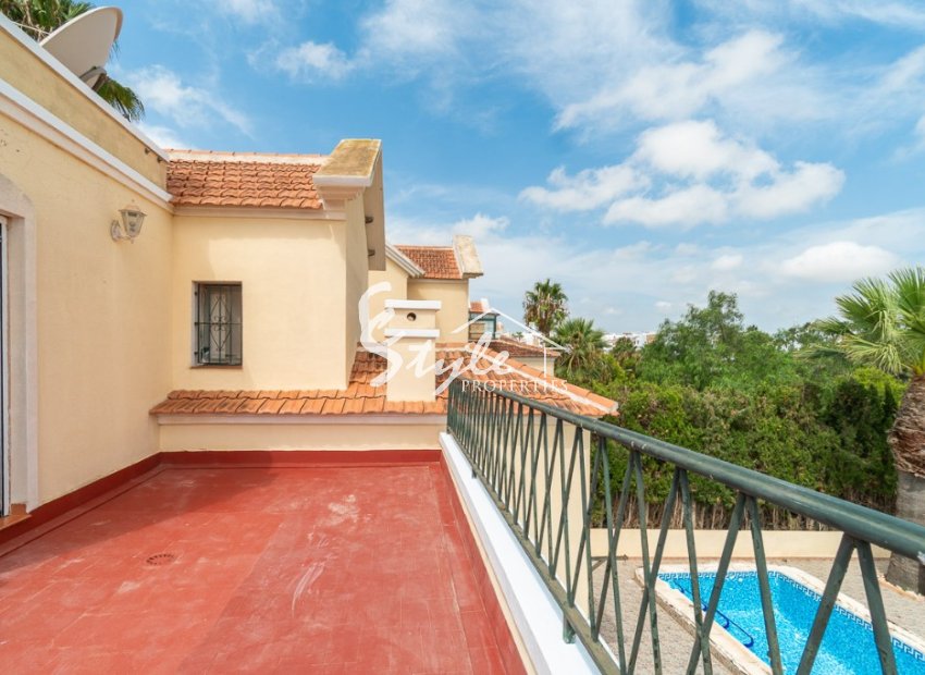 Comprar chalet independiente con piscinas y zonas ajardinadas en Villamartín cerca de campos de golf. ID ST-6345