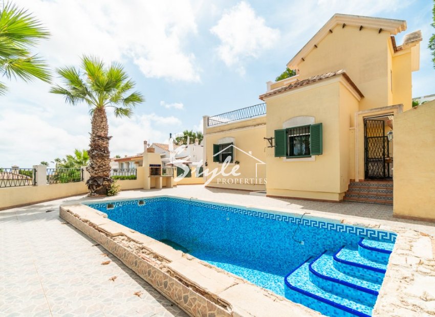 Comprar chalet independiente con piscinas y zonas ajardinadas en Villamartín cerca de campos de golf. ID ST-6345