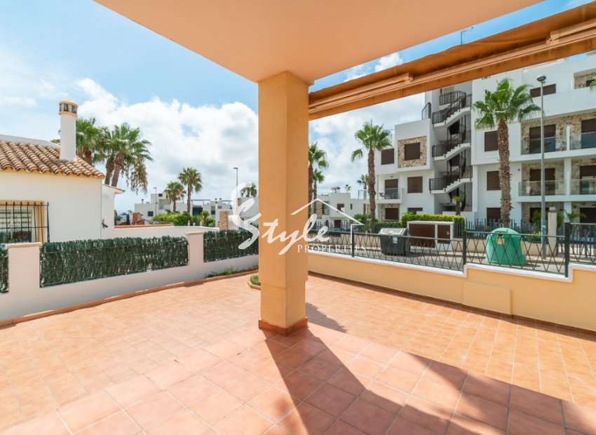 Comprar chalet independiente con piscinas y zonas ajardinadas en Villamartín cerca de campos de golf. ID ST-6345