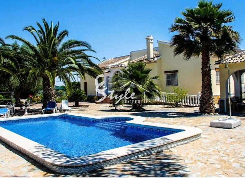 Comprar finca con una gran parcela en Daya Vieja, Costa Blanca. ID: 4060