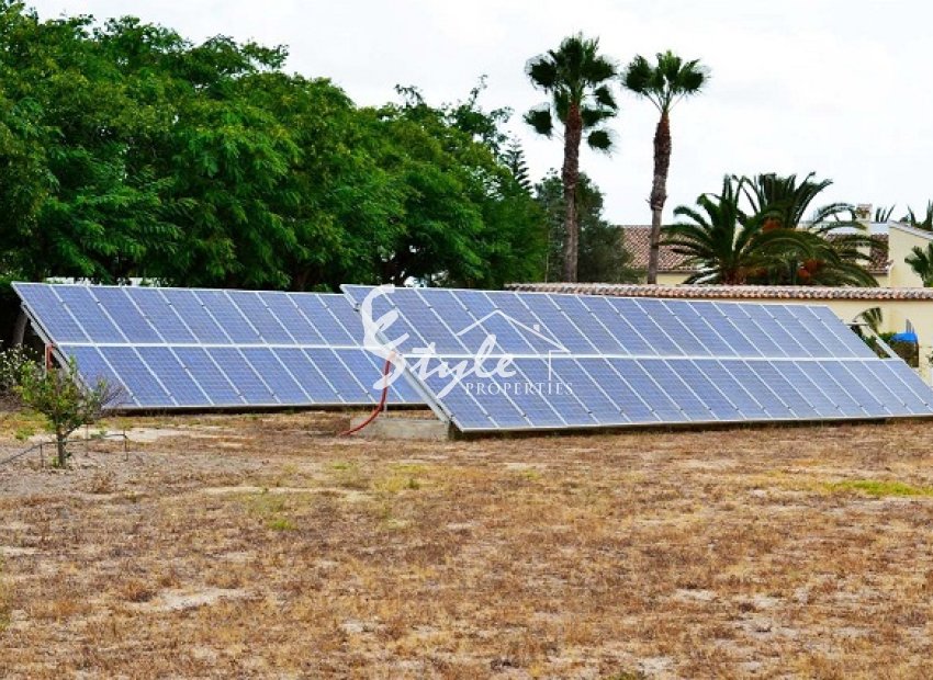 Comprar finca con una gran parcela en Daya Vieja, Costa Blanca. ID: 4060