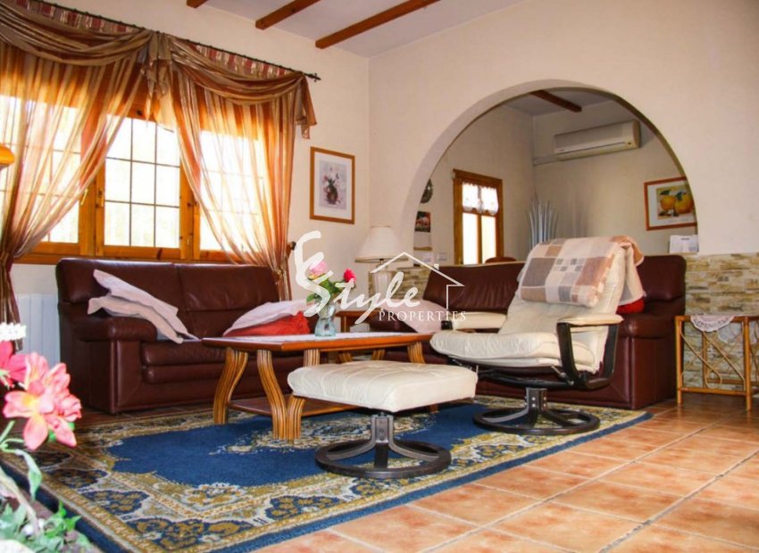 Comprar finca con una gran parcela en Daya Vieja, Costa Blanca. ID: 4060