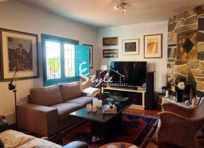 Comprar finca con una gran parcela en Los Montesinos, Costa Blanca. ID: 4165