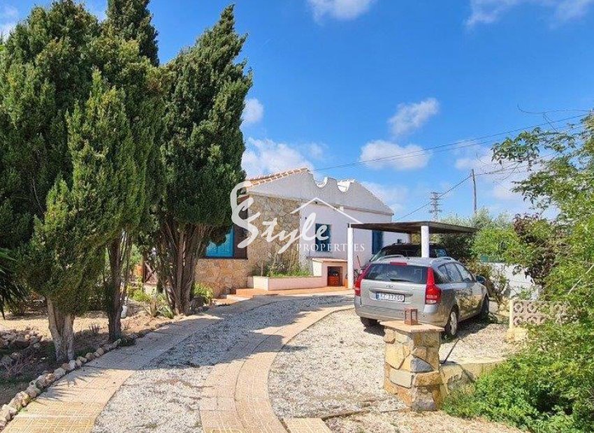 Comprar finca con una gran parcela en Los Montesinos, Costa Blanca. ID: 4165