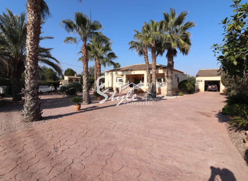 Comprar finca rustica con piscinas y zonas ajardinadas en Catral, Costa Blanca. ID 4521