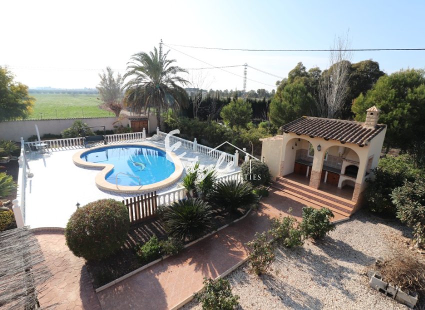 Comprar finca rustica con piscinas y zonas ajardinadas en Catral, Costa Blanca. ID 4521