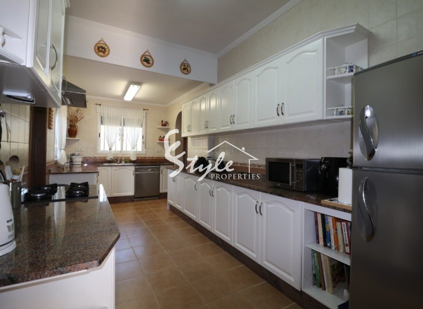 Comprar finca rustica con piscinas y zonas ajardinadas en Catral, Costa Blanca. ID 4521