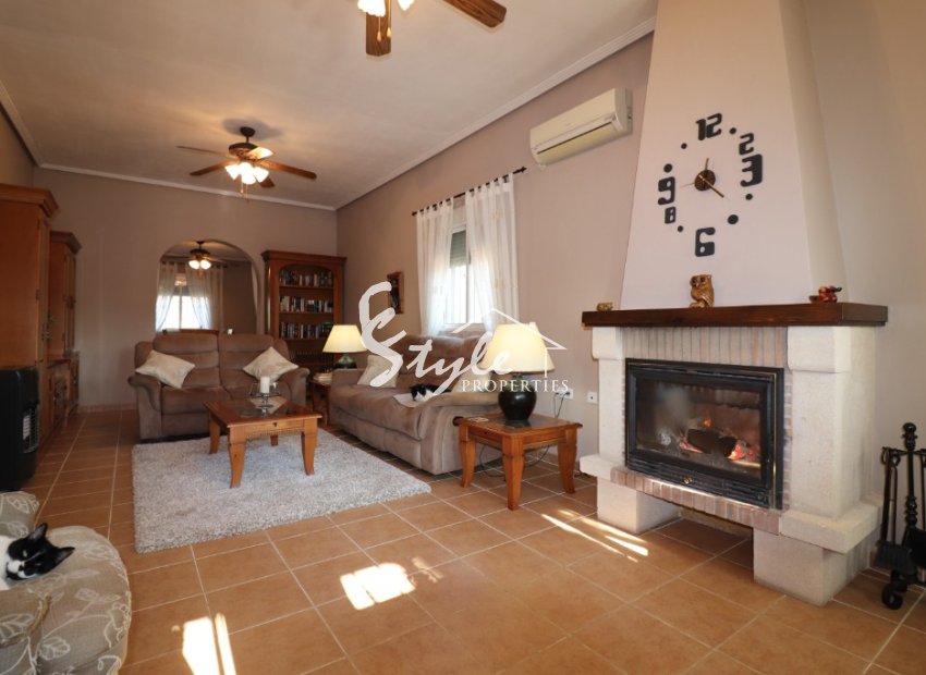 Comprar finca rustica con piscinas y zonas ajardinadas en Catral, Costa Blanca. ID 4521