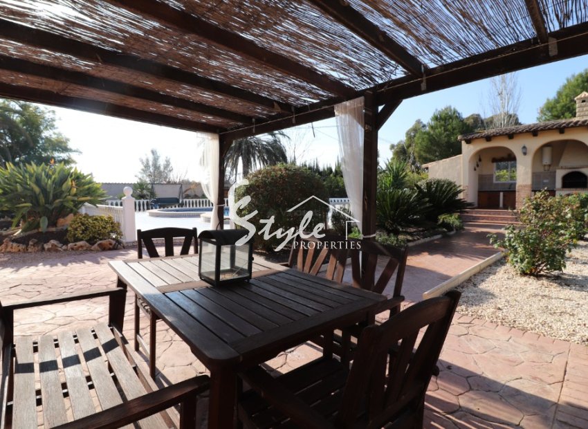 Comprar finca rustica con piscinas y zonas ajardinadas en Catral, Costa Blanca. ID 4521