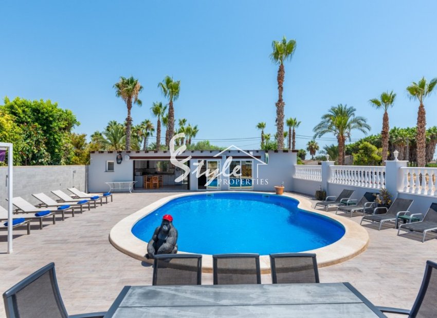 Comprar finca rustica con piscinas y zonas ajardinadas en Catral, Costa Blanca. ID 4924