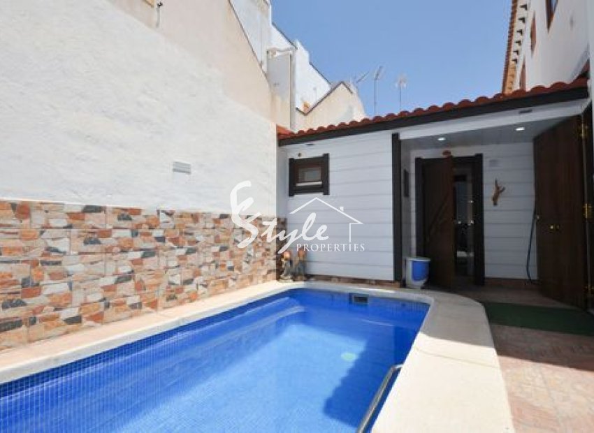 Comprar townhouse con piscina privada cerca del mar y playa en Torrevieja. ID 4509