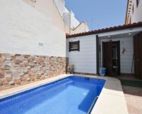 Comprar townhouse con piscina privada cerca del mar y playa en Torrevieja. ID 4509