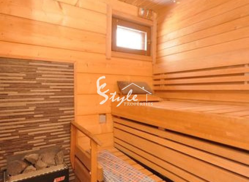 Comprar townhouse con piscina privada cerca del mar y playa en Torrevieja. ID 4509