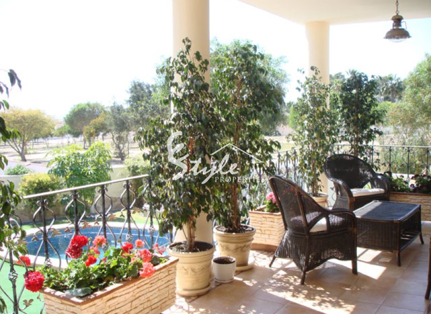 Comprar villa con parcela y piscina privada en Ciudad Quesada cerca del mar. ID 4316 