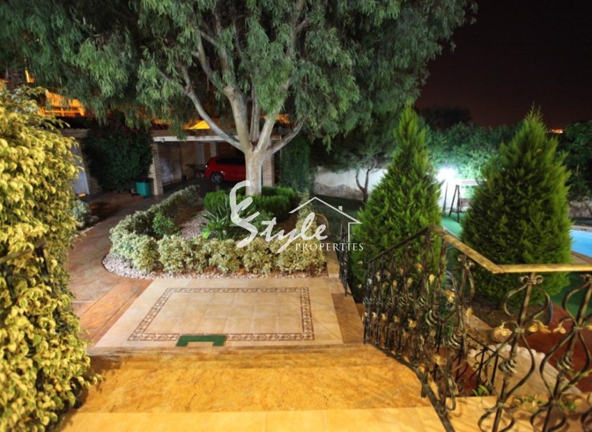 Comprar villa con parcela y piscina privada en Ciudad Quesada cerca del mar. ID 4316 