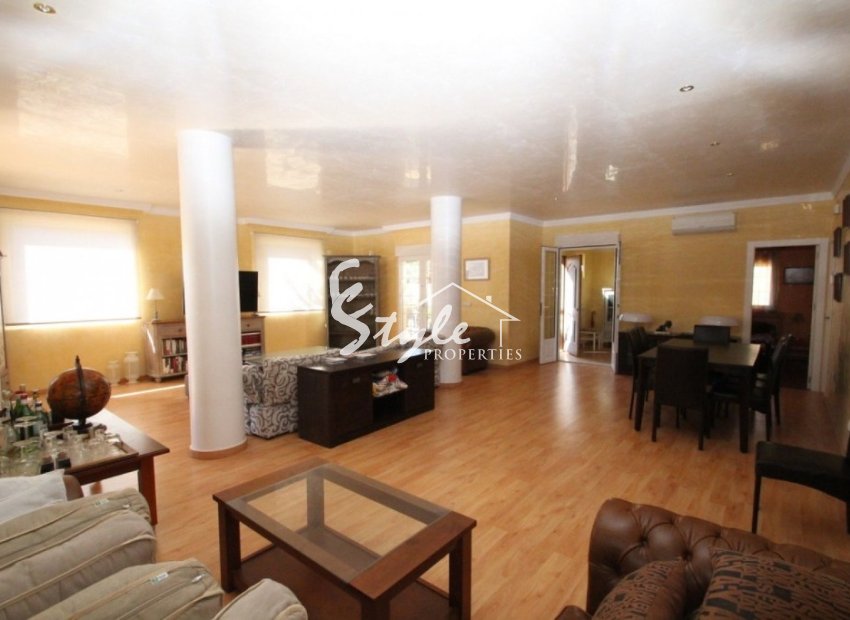 Comprar villa con piscina en Cabo Roig, Orihuela Costa cerca del mar. ID 6167