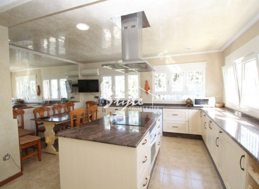 Comprar villa con piscina en Cabo Roig, Orihuela Costa cerca del mar. ID 6167