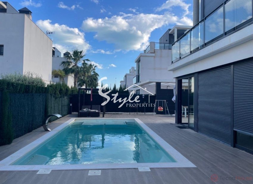 Comprar villa con piscina en Lomas de Cabo Roig, Orihuela Costa cerca del mar. ID 4994