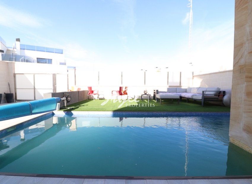 Comprar villa con piscina en Lomas de Cabo Roig, Orihuela Costa cerca del mar. ID 6130