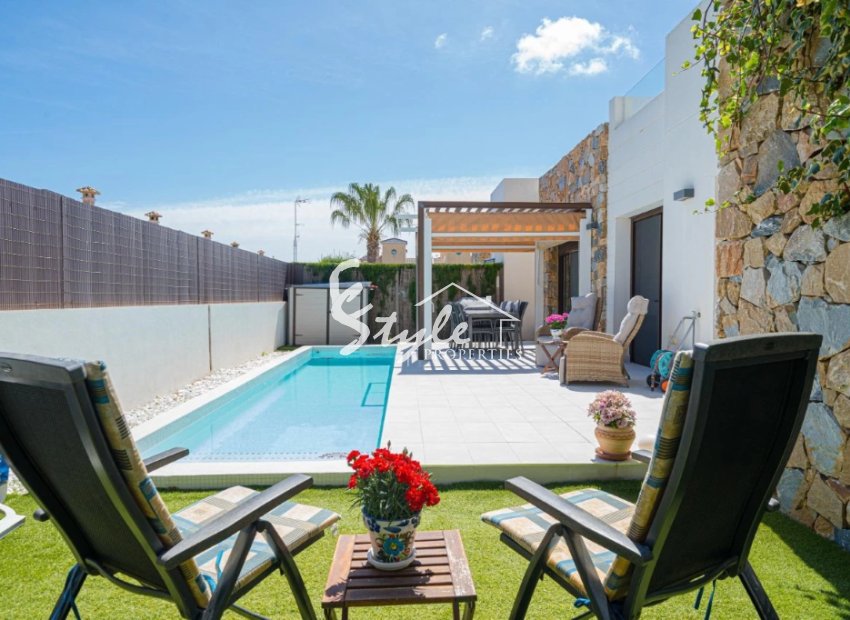 Comprar villa con piscina en Lomas de Cabo Roig, Orihuela Costa cerca del mar. ID 6307