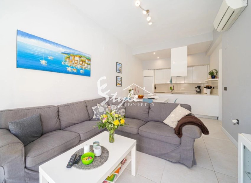 Comprar villa con piscina en Lomas de Cabo Roig, Orihuela Costa cerca del mar. ID 6307