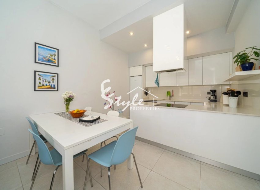 Comprar villa con piscina en Lomas de Cabo Roig, Orihuela Costa cerca del mar. ID 6307