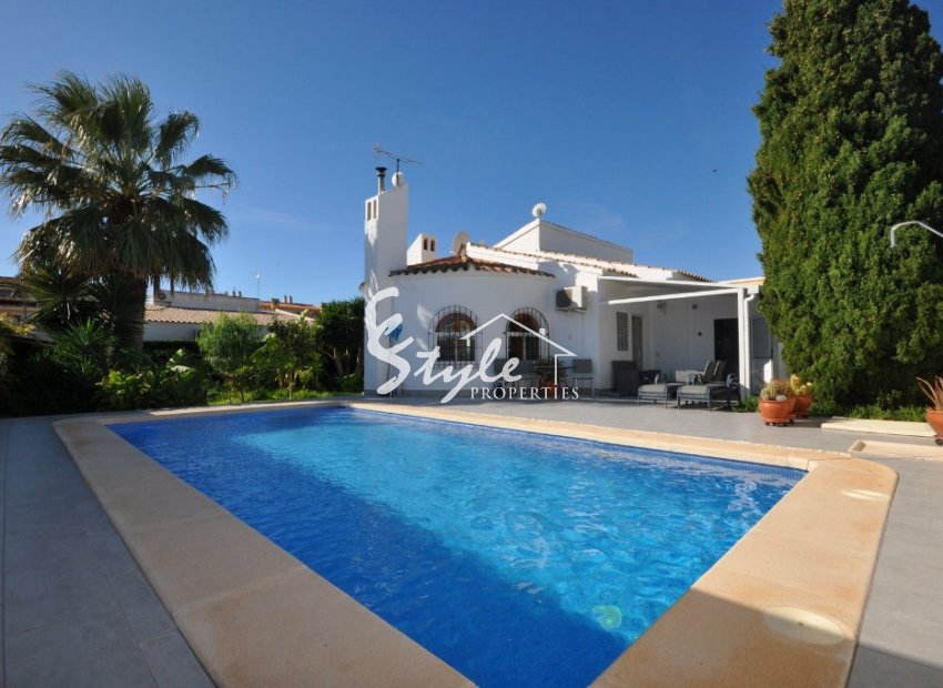 Comprar villa con piscina en Playa Flamenca, cerca del mar y las playas de Orihuela Costa. ID: 4022