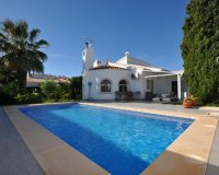 Comprar villa con piscina en Playa Flamenca, cerca del mar y las playas de Orihuela Costa. ID: 4022