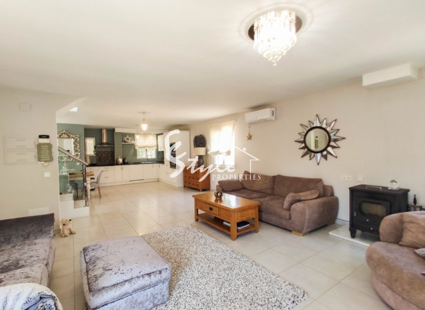 Comprar villa con piscina en Playa Flamenca, cerca del mar y las playas de Orihuela Costa. ID: 4564