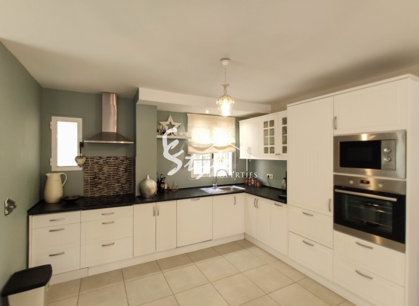 Comprar villa con piscina en Playa Flamenca, cerca del mar y las playas de Orihuela Costa. ID: 4564