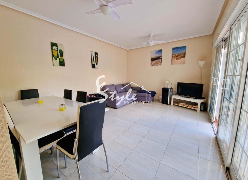 Comprar villa con piscina en Playa Flamenca, cerca del mar y las playas de Orihuela Costa. ID: 6086