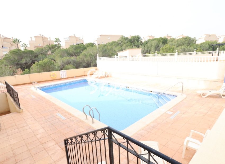 Comprar villa con piscina en Playa Flamenca, cerca del mar y las playas de Orihuela Costa. ID: 6283