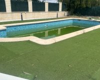 Comprar villa con piscina y jardín privado en venta en Callosa del Segura de Orihuela Costa. ID 6048