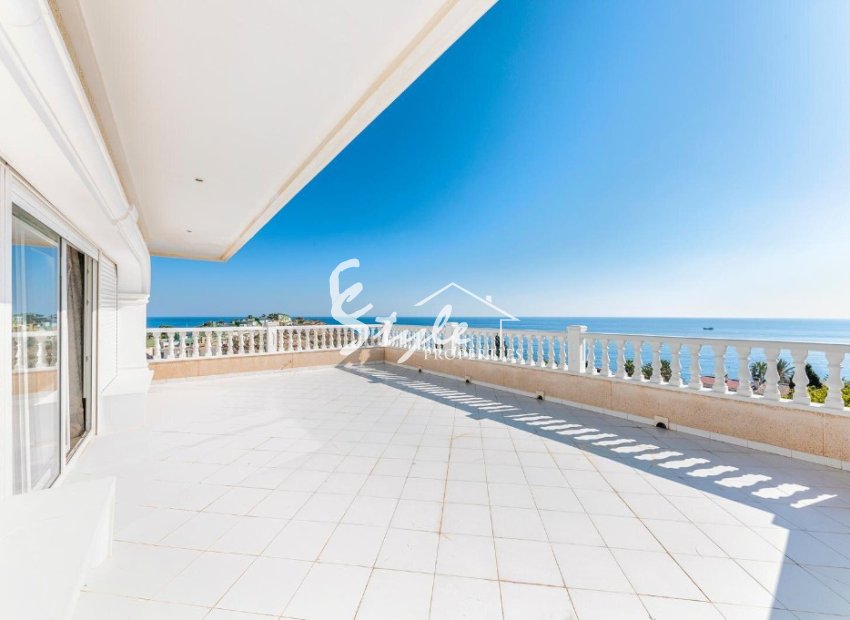 Comprar villa de lujo con bonitas zonas ajardinadas y piscina en San Juan Playa, Alicante. ID 6316