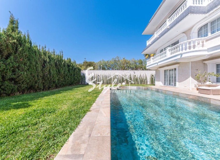 Comprar villa de lujo con bonitas zonas ajardinadas y piscina en San Juan Playa, Alicante. ID 6316