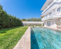 Comprar villa de lujo con bonitas zonas ajardinadas y piscina en San Juan Playa, Alicante. ID 6316