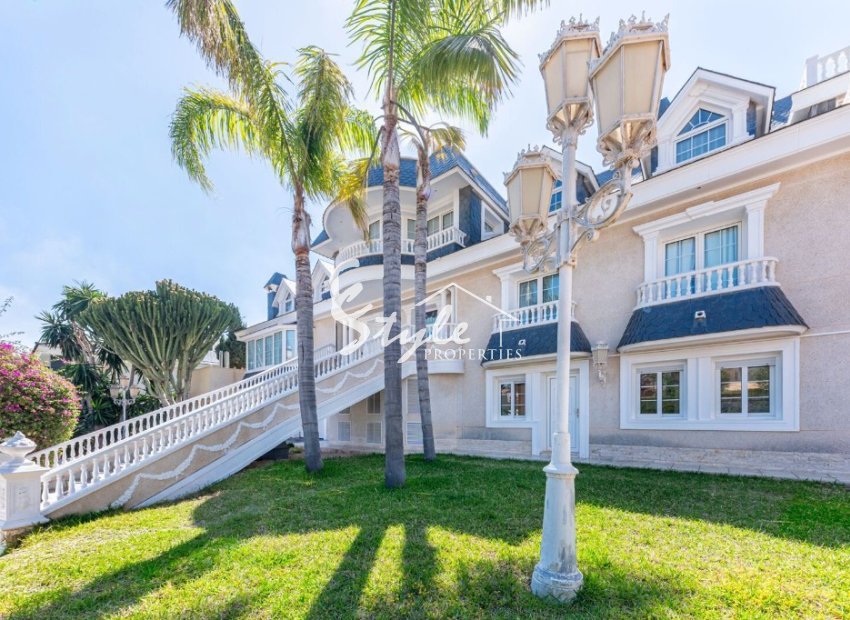 Comprar villa de lujo con bonitas zonas ajardinadas y piscina en San Juan Playa, Alicante. ID 6316