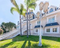 Comprar villa de lujo con bonitas zonas ajardinadas y piscina en San Juan Playa, Alicante. ID 6316