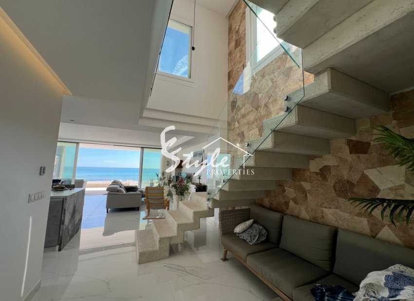 Comprar Villa en 1ª línea de la playa con acceso privado al mar en La Mata Playa. ID 6256