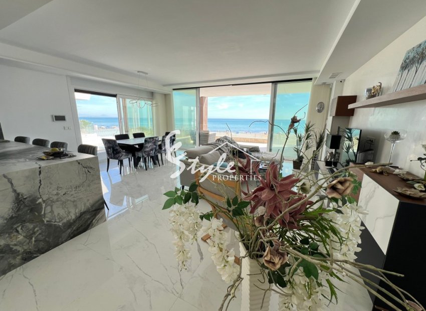 Comprar Villa en 1ª línea de la playa con acceso privado al mar en La Mata Playa. ID 6256