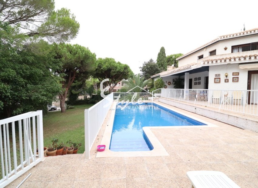 Comprar villa en Campoamor al lado del mar. ID 6120
