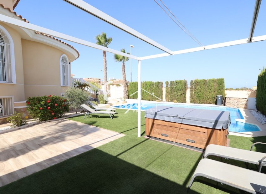 Comprar villa en Ciudad Quesada cerca del mar. ID 6219