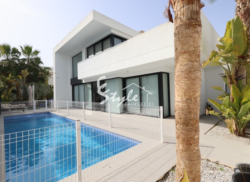 Comprar villa en Ciudad Quesada cerca del mar. ID 6301