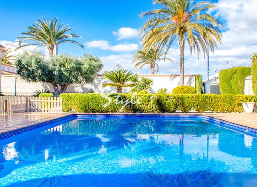 Comprar villa en Mil Palmeras al lado del mar. ID 4449