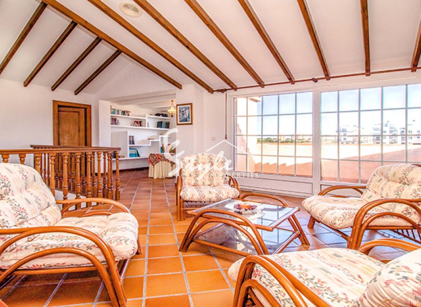 Comprar villa en Mil Palmeras al lado del mar. ID 4449