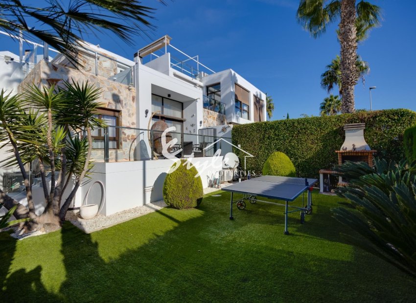 Dúplex moderno de 3 habitaciones en venta en Villamartín – Orihuela Costa. ID2782