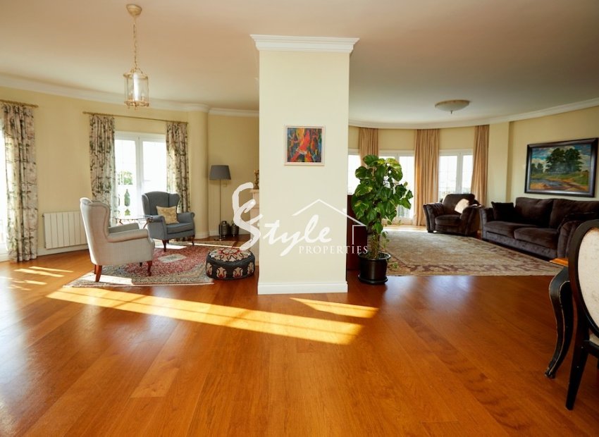 Elegant 5-bedroom villa for sale in Ciudad Quesada, Costa Blanca, Spain. ID2337